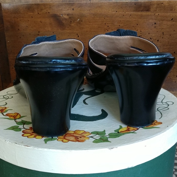 I Love Comfort Black Leather Flower Trim Sandals 7 - Picture 5 of 10